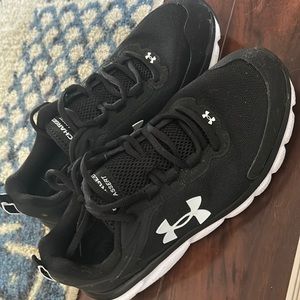 UA Blk charged assert tennis shoes